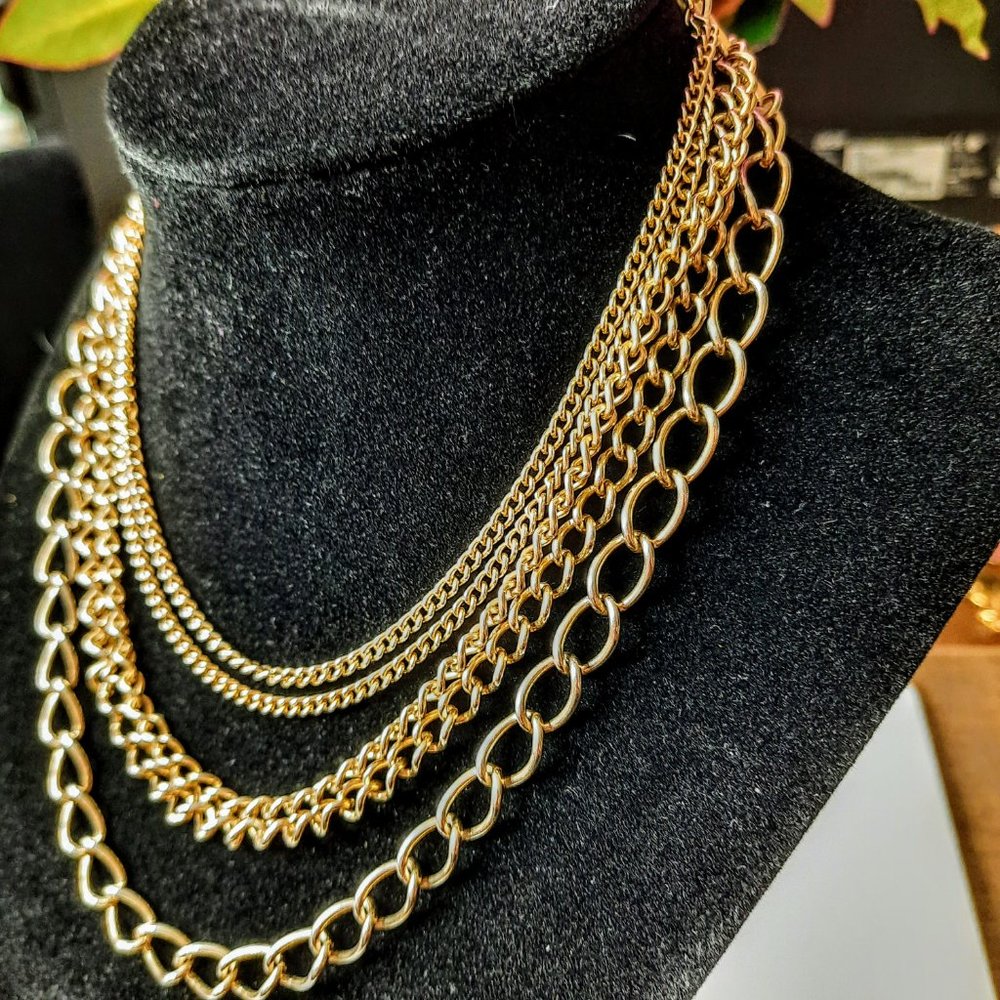 VINTAGE - Gold Curb Chain and Clip on Earrings c. 1980's - Picture 5 of 8